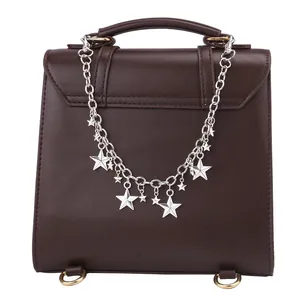 Dettaglio borsa in pelle marrone con catena di stelle argento e parti metalliche