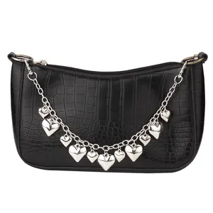 Borsa baguette nera effetto coccodrillo con catene in metallo argento e cuori
