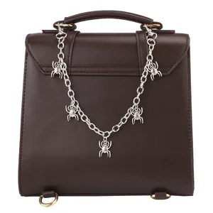 Vista frontale di una borsa a patta marrone cioccolato con catene a ragno d'argento in stile gothic