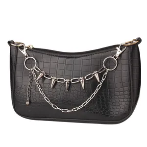 Dettaglio in pelle PU nera con stampa coccodrillo, catene punk con borchie e zip