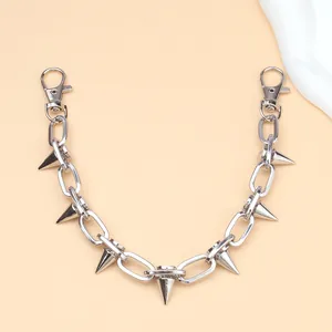 Catena per borsa punk argento con borchie metalliche e chiusure a moschettone