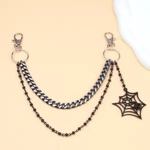 Dettaglio catena per borsa gotica con maglia d'argento e ciondolo a ragnatela