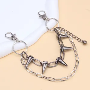 Catena multistrato in stile punk argento con borchie in metallo e doppi moschettoni