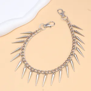 Catena borsa stile punk argento con borchie coniche e doppi fermagli a moschettone