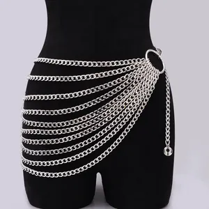 Detail einer mehrlagigen silbernen Metall-Körperkette mit O-Ring und Quaste am schwarzen Torso