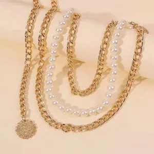 Chaîne de taille dorée multicouche chic avec perles blanches et charm de médaille