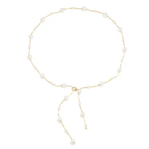 Detail einer eleganten goldenen Taillenkette mit Perlen und Y-förmigem Karabiner