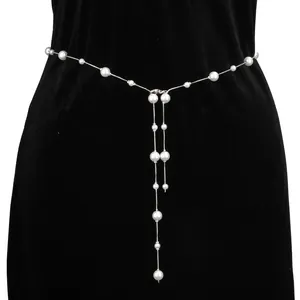 Elegante Perlen-Taillenkette mit silbernen Metallgliedern und stilvollen Y-Quasten
