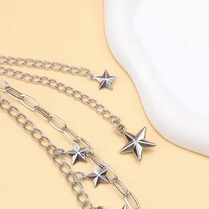 Détails de la chaîne à trois rangs avec pendentifs étoiles en argent au fini poli