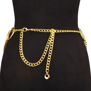Detailaufnahme der mehrlagigen goldenen Kettengürtel mit Ringen und Quasten für Kleider
