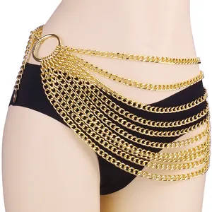Nahaufnahme der mehrlagigen goldenen Metall-Taillenkette mit Ring und Kettenquasten