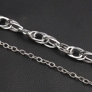 Makroaufnahme von silbernen Metallketten in dicken und dünnen Stilen auf Lederhintergrund