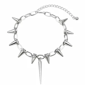 Detalle macro del collar punk de picos con peso de 31,7g y longitud de cadena 35cm