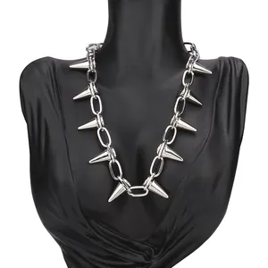 Collar punk plateado con remaches de pinchos cónicos grandes en un busto de exhibición