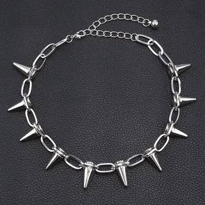 Collar punk plateado con pinchos y flecos con eslabones grandes y acabado pulido
