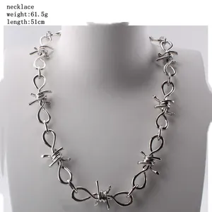 Detalle del collar punk plateado que muestra 51cm de largo y 61,5g de peso real