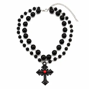 Détail du collier gothique à perles noires avec pendentif croix, gemme rouge et mesures