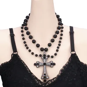 Collier gothique double rang en perles noires avec grand pendentif croix et strass