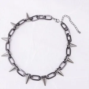 Detalle del collar punk con remaches, cadena de metal gris oscuro y tachuelas de plata