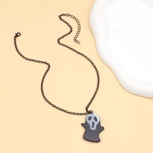 Detalle del collar con colgante de fantasma punk y cierre de mosquetón negro sólido