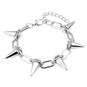Detalle de pulsera punk plateada con seis puntas metálicas y cierre de langosta ajustable
