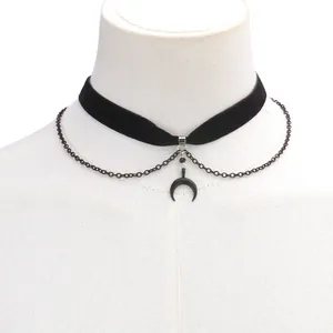 Choker gotico in velluto nero con catena argentata e ciondolo a mezzaluna su un manichino