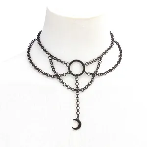 Choker gotico multistrato in metallo nero con ciondolo a luna e dettaglio ad anello