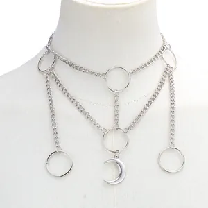 Collana girocollo punk argento multistrato con cerchi in metallo e pendente a luna