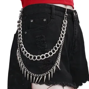 Cadena de pantalones multicapa de metal plateado con puntas punk en pantalones cortos negros