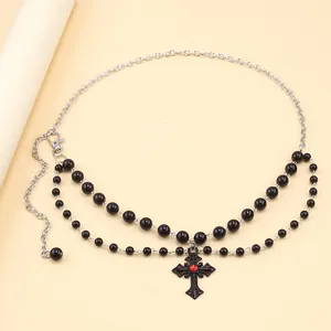 Gothic tailleketting met zwarte kralen en zilveren kruishanger met een rode edelsteen