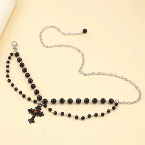 Gothic tailleketting met zwarte parels en rode kruishanger in punk-stijl
