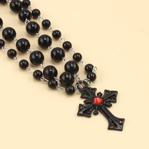 Gothische dolagige schwarze Perlenkette mit Kreuzanhänger und rotem Edelstein-Detail