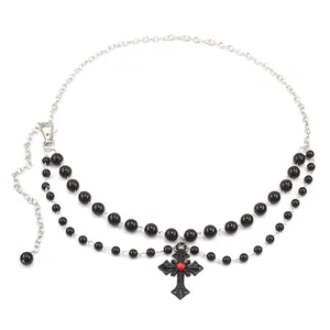 Gothic tailleketting met zwarte kralen en een zilveren kruis met rode edelsteen