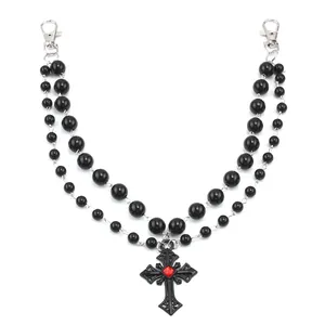 Gothische doppellagige schwarze Perlenkette mit einem roten Kreuzanhänger