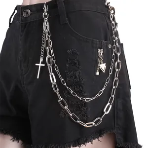 Schwarze Denim-Shorts im Punk-Stil mit dreilagigen Silberketten und Kreuzanhänger-Detail