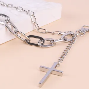Silberne Hosenkette aus Metall mit Kreuzanhänger und Karabinerverschluss für Punk Rock Style