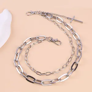Silberne Punk Rock Hosenkette mit Kreuzanhänger und Metallkarabinern für Streetwear