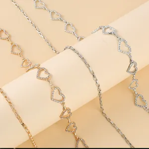 Cinturones chic de corazón en oro y plata con diamantes de imitación en cadenas minimalistas