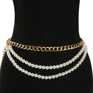 Elegante cintura a catena dorata multistrato con perle bianche per outfit femminili