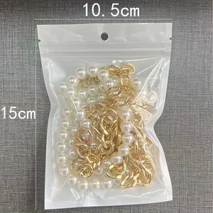 Dettaglio catena di perle dorata in confezione con dimensioni di 10,5 cm x 15 cm