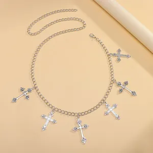 Zilveren gotische tailleketting met zes vintage kruishangers en een handige karabijnsluiting
