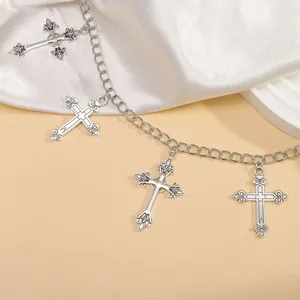 Gothic zilveren legering lichaamsketting met vintage kruishangers op witte zijde
