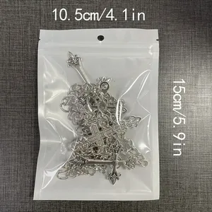 Detailoverzicht van hiphop kruishanger met ketting in verpakking van 10,5x15cm