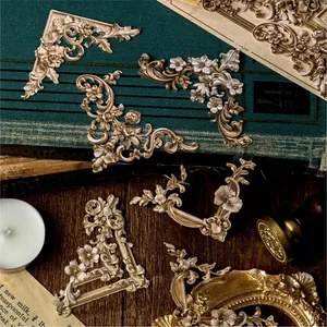 Vintage Barock Eckaufkleber mit geprägten floralen Reliefmustern in Bronze-Optik