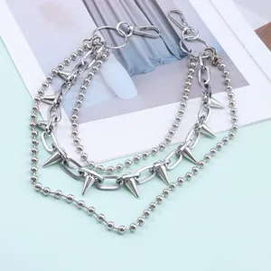 Catena per pantaloni punk argento a tre strati con rivetti a punta e catenine di metallo