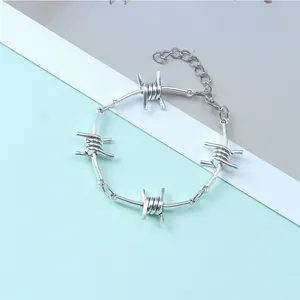 Detalle de pulsera de alambre de espino plateada con cierre de langosta ajustable