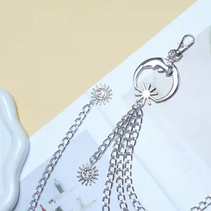 Silberne Taillenkette mit Sonne- und Mond-Anhängern, Sternen und Quasten für Damenkleider