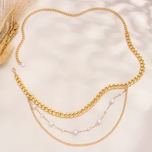 Eleganter goldener mehrlagiger Körperkette mit Cuban-Gliedern und weißen Perlenakzenten
