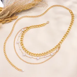 Detail der mehrlagigen goldenen Metall-Taillenkette mit Perlen und Panzerketten-Stil
