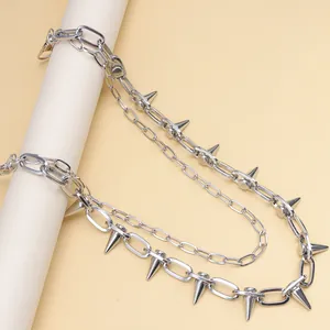 Dettaglio della catena da vita punk argento con borchie a punta e maglie metalliche